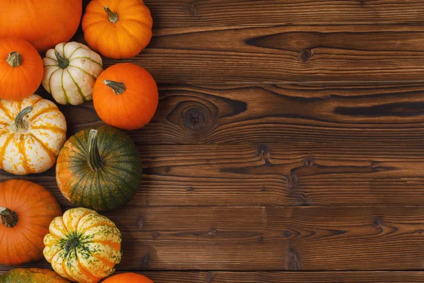 Många Orange Pumpor Trä Bakgrund Halloween Koncept Ovanifrån Med Kopieringsutrymme — Stockfoto