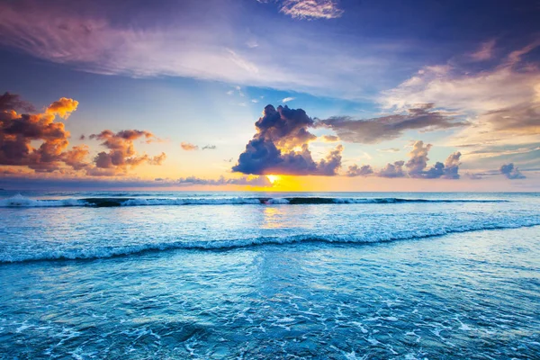 Radiante Puesta Sol Colorida Playa Mar Bali Indonesia — Foto de Stock