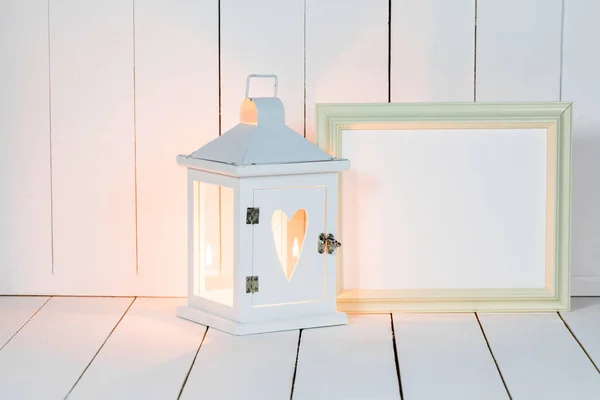 Lanterna Vela Decorada Com Moldura Coração Imagem Fundo Madeira Branco — Fotografia de Stock