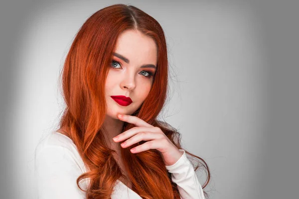 Photographie Magnifique Rousse Fille Avec Maquillage Lumineux — Photo