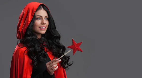 Žena Červeném Plášti Kouzelnou Hůlkou Tvaru Hvězdy Šedé Pozadí — Stock fotografie