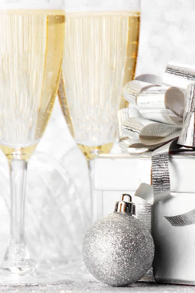 Gläser Champagner Und Weihnachtsgeschenke Auf Silbernem Hintergrund — Stockfoto