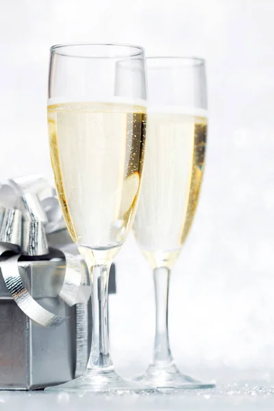 シャンパンとシルバー ギフト白で隔離されるのメガネ — ストック写真