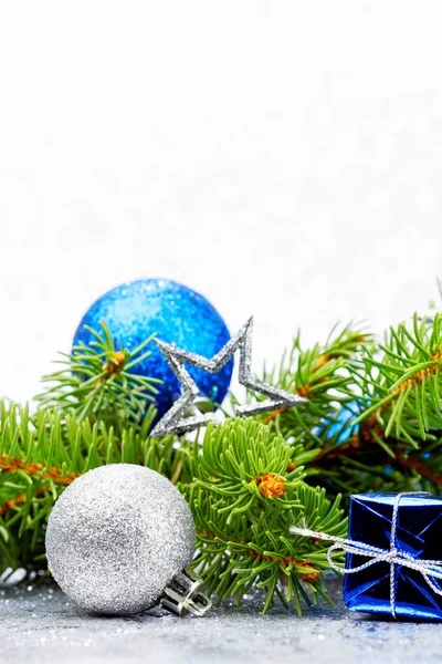 闪闪发光的银色背景上的冷杉树汁和圣诞节的装饰 — 图库照片