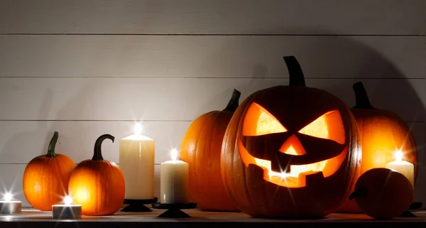 Skupina Halloween Dýňové Hlavy Jack Lucernou Svíčky Tmavé Dřevěné Pozadí — Stock fotografie