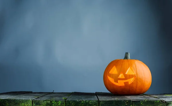 Glödande halloween pumpa — Stockfoto