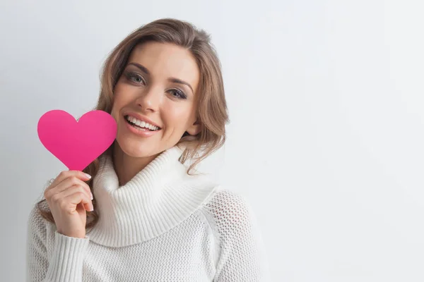 Felice Giovane Donna Sorridente Con Cuore Carta Rosa — Foto Stock