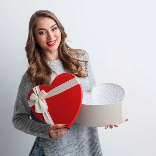 Γυναίκα Ανοιχτή Καρδιά Σχήμα Κουτί Ημέρα Του Αγίου Βαλεντίνου Αγάπη — Φωτογραφία Αρχείου