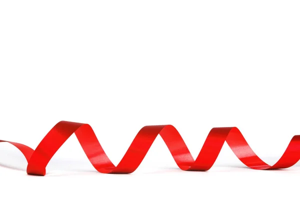 クローズ アップ ホワイト バック グラウンドの巻き毛の赤いギフト リボン — ストック写真