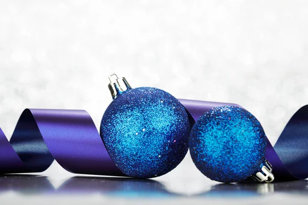 Blauwe Kerstballen Lint Abstracte Glitter Zilveren Achtergrond — Stockfoto