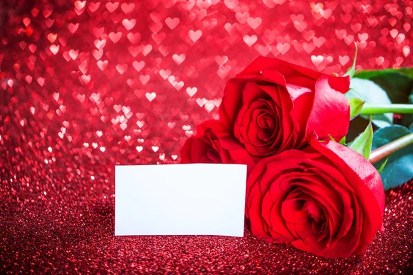 Drei Schöne Rote Rosen Und Leere Karte Auf Glitzerndem Hintergrund — Stockfoto