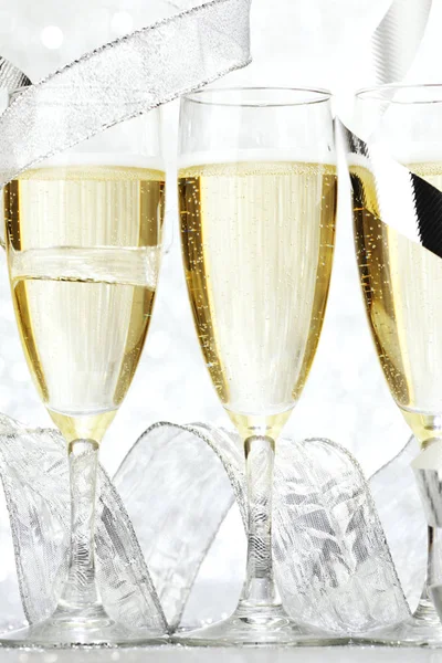 Glasses Champagne Bow Silver Background — Stock Photo, Image