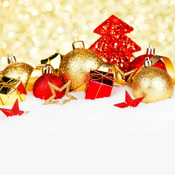 Cartão Natal Com Decorações Coloridas Neve Fundo Dourado — Fotografia de Stock