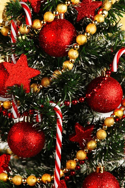 Hermoso Árbol Navidad Decorado Con Adornos Caramelos —  Fotos de Stock