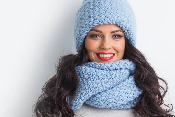 青の暖かい帽子と白い背景の上のスカーフで美しい女性 — ストック写真