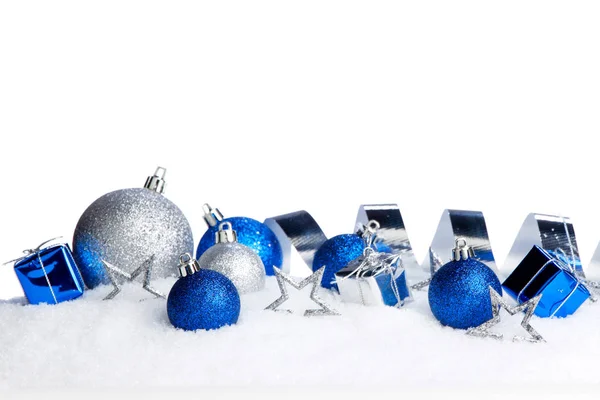 Ασημένια Και Μπλε Χριστουγεννιάτικα Στολίδια Κοντινό Πλάνο Χιονιού — Φωτογραφία Αρχείου