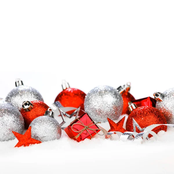 Χριστουγεννιάτικη Κάρτα Όμορφη Κόκκινη Και Ασημένια Διακόσμηση Στο Χιόνι — Φωτογραφία Αρχείου
