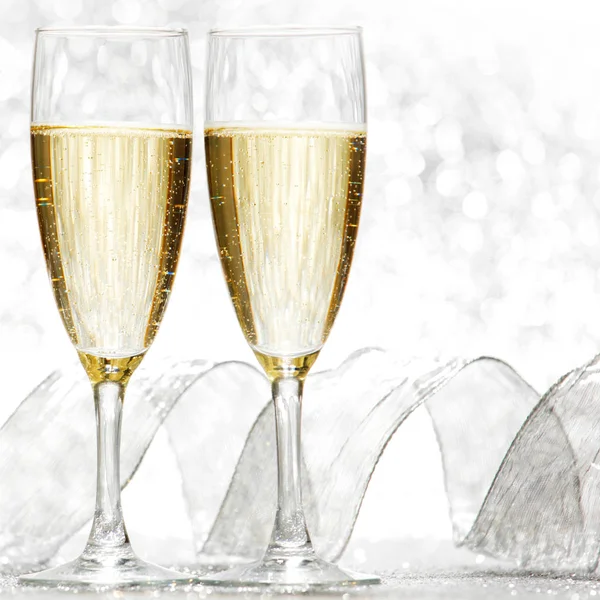 Due Bicchieri Champagne Con Fiocco Sfondo Argento — Foto Stock
