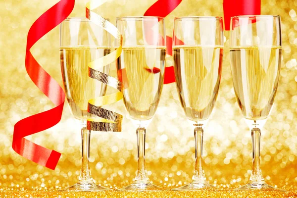Glazen Van Champagne Rode Linten Gouden Achtergrond — Stockfoto