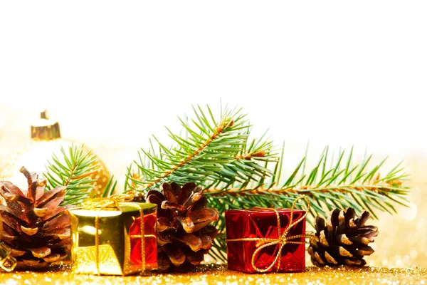 Julkort Med Gran Gren Och Dekorationer Gyllene Gitter Bakgrund — Stockfoto