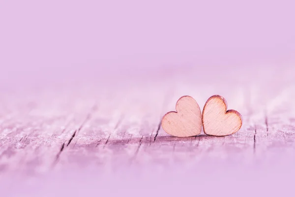 Dos Pequeños Corazones Madera Rosa Sobre Fondo Madera Agrietada — Foto de Stock