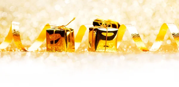 Cajas Oro Decorativas Con Regalos Navideños Sobre Fondo Brillante — Foto de Stock