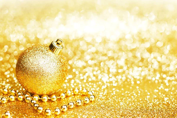 光沢のある黄金クリスマス装飾キラキラの背景の上 — ストック写真