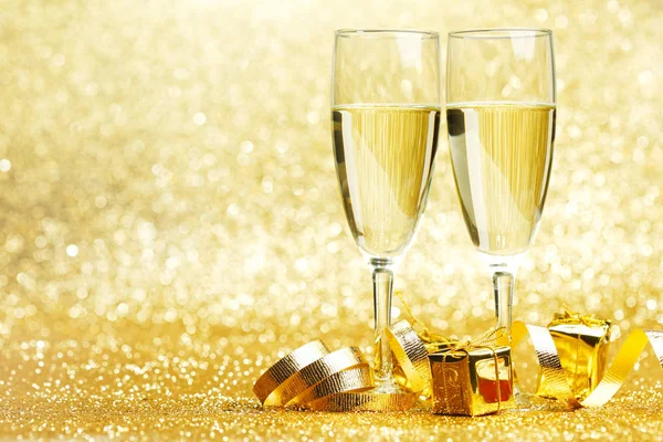 Champagneglas Och Gåvor Glitter Bakgrund — Stockfoto