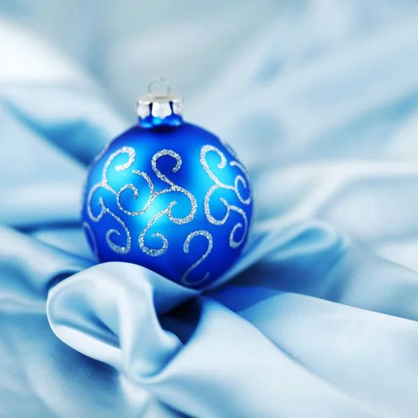Bela Bola Decorativa Natal Close Fundo Tela — Fotografia de Stock