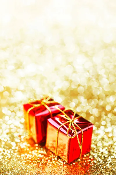 Dekorative Schachteln Mit Weihnachtsgeschenken Auf Abstraktem Goldgrund — Stockfoto