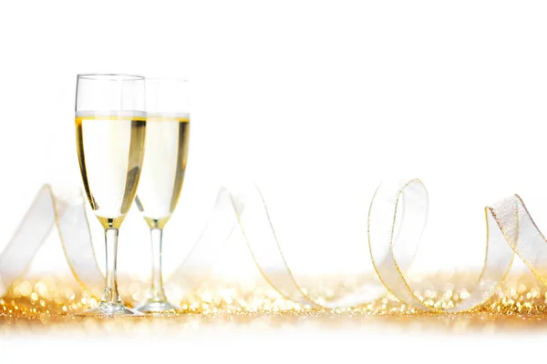 香槟和上白色孤立的金色闪光丝带的眼镜 — 图库照片