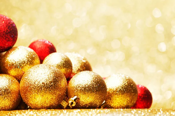 抽象的なキラキラの背景にゴールデン クリスマス ボール — ストック写真