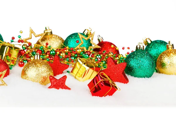 美丽五颜六色的圣诞装饰 在雪白色的副本空间 图库图片