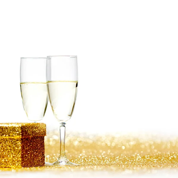 Gläser Champagner Und Geschenk Auf Glitzerndem Weiß — Stockfoto