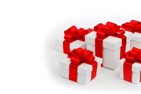Vakantie Cadeautjes Verpakt Wit Papier Met Rode Linten Geïsoleerd Wit — Stockfoto