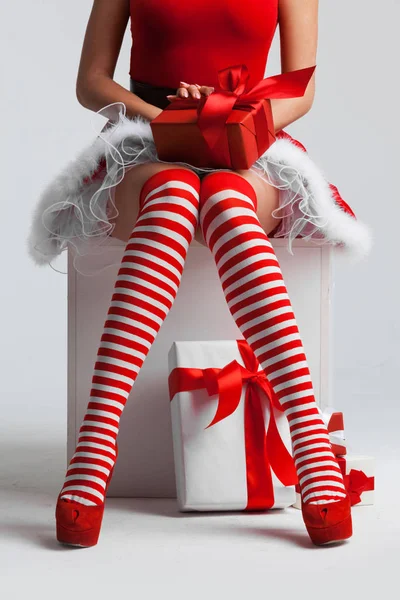 Σέξι Πόδια Γυναίκα Σάντα Και Χριστουγεννιάτικα Δώρα — Φωτογραφία Αρχείου