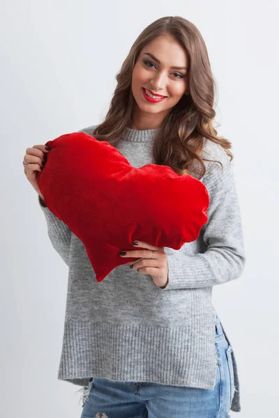 赤い枕の心 バレンタインデーのコンセプトを持つ美しい女性 — ストック写真