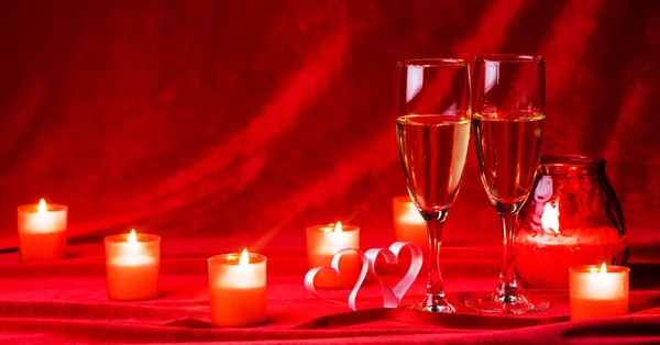 Dia Dos Namorados Celebração Copos Champanhe Velas Rosas Corações Seda — Fotografia de Stock
