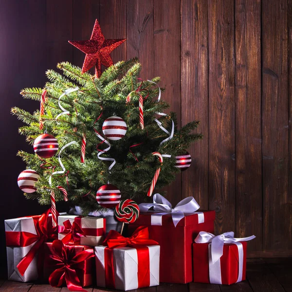Árbol Navidad Decorado Con Bastones Caramelo Estrella Adornos Rayas Cajas — Foto de Stock