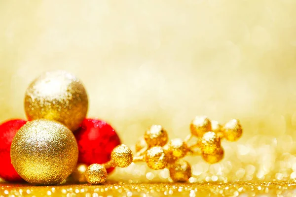 光沢のある黄金背景にカラフルなクリスマスの装飾 — ストック写真