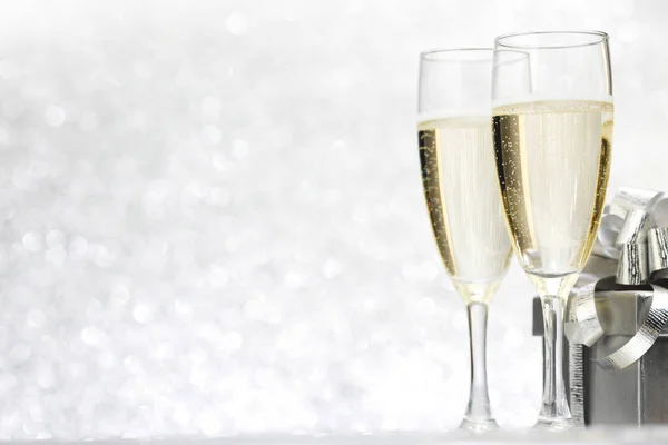 Champagner Und Geschenk Auf Silbernem Bokeh Hintergrund — Stockfoto