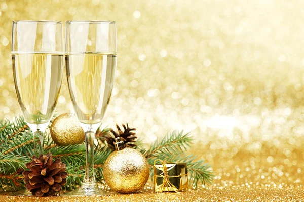 Champagne Nieuwjaar Decoraties Gouden Achtergrond — Stockfoto