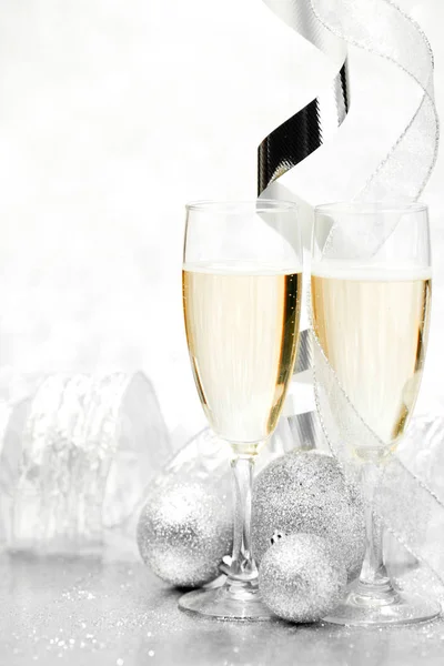 キラキラ背景にシャンパンとクリスマスの装飾的なボールのメガネ — ストック写真