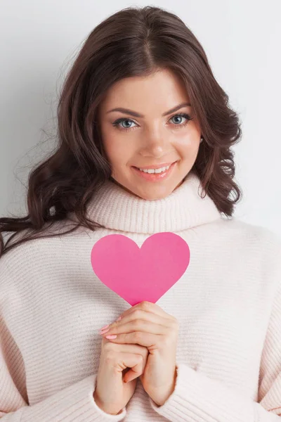 Jovem Mulher Sorridente Feliz Com Coração Papel Rosa — Fotografia de Stock