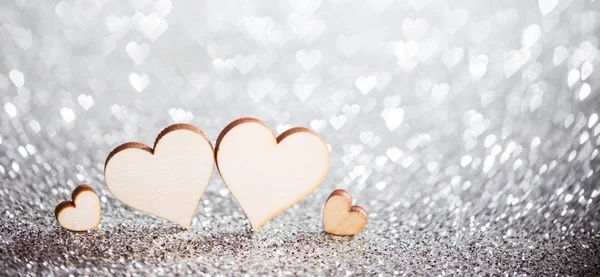 Vier Holzherzen Auf Silber Glühenden Bokeh Herzen Hintergrund Für Valentinstag — Stockfoto