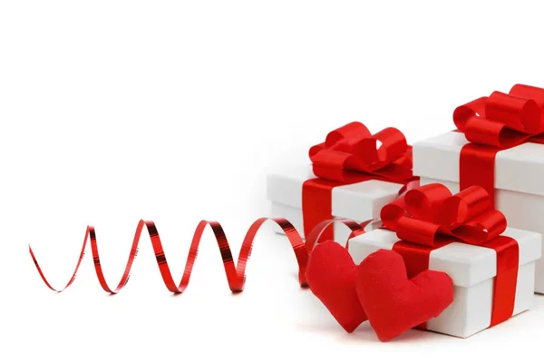 Weiße Schachteln Mit Roten Handgefertigten Herzen Und Dekorativen Herzen Auf — Stockfoto
