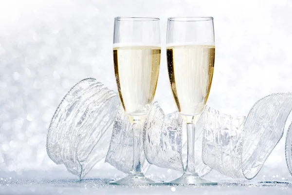 Two Glasses Champagne Bow Silver Background — Stock Photo, Image