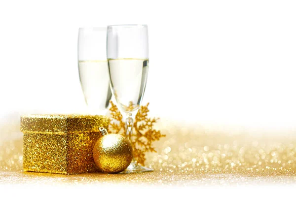眼镜上的香槟和金色背景的礼品盒 — 图库照片