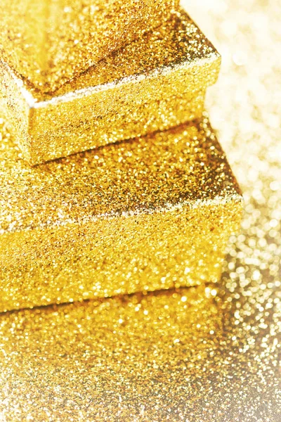 Dekorativa Gyllene Lådor Med Holiday Gåvor Blanka Glitter Bakgrund — Stockfoto