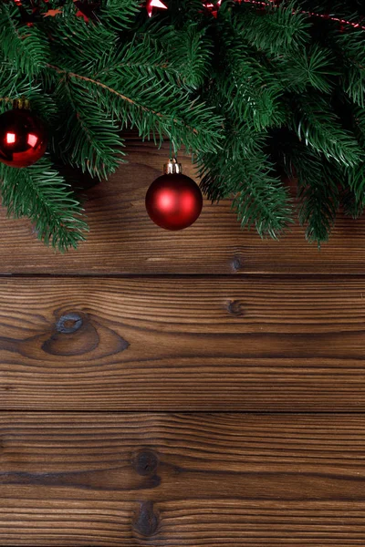 Quadro Decoração Árvore Natal Fundo Madeira Ramo Abeto Bugigangas Vermelhas — Fotografia de Stock